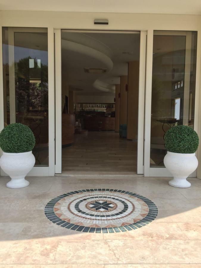 Hotel La Rosa Каттолика Экстерьер фото