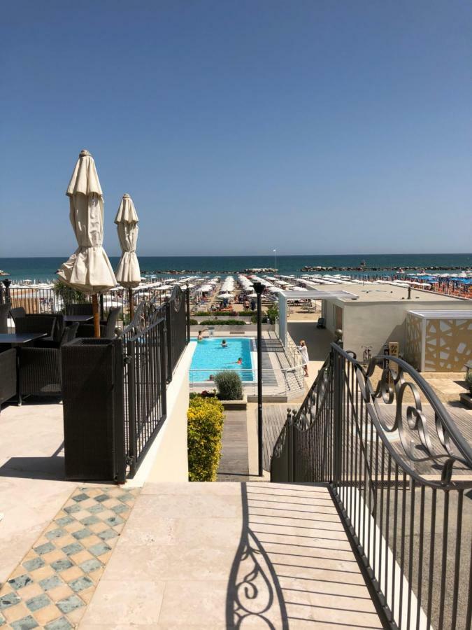 Hotel La Rosa Каттолика Экстерьер фото