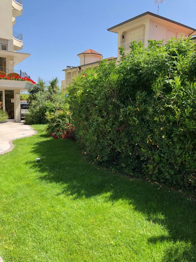 Hotel La Rosa Каттолика Экстерьер фото